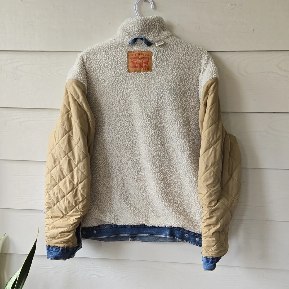 Levi's Light Blue Denim Jacket with Cream Sherpa Collar - Picture 7 of 11